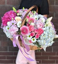 Цветочная композиция из Розы, Хризантемы, Пионы и Лизиантусы в корзине в Куминский