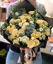 Букет птица счастья в Куминский Букет цветов из: Розы и Лизиантусы в Куминский