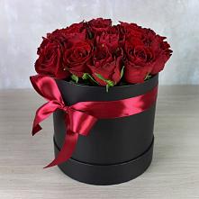 Цветочная композиция из Розы в шляпной коробке в Куминский