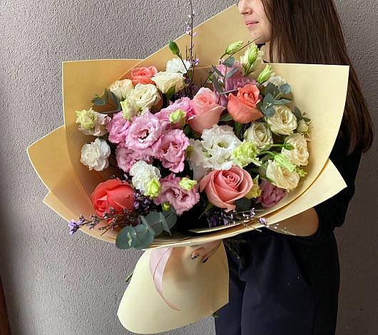 Букет цветов из: Розы, Лизиантусы и Гвоздики в Куминский